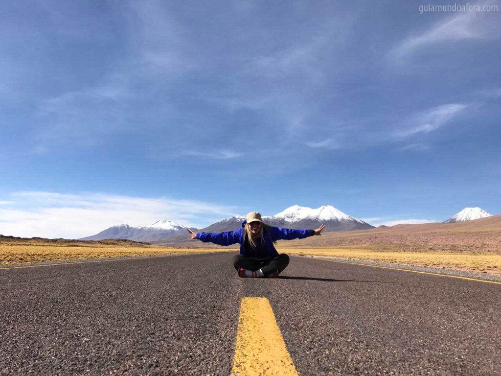 sentada na estrada no meio do Atacama