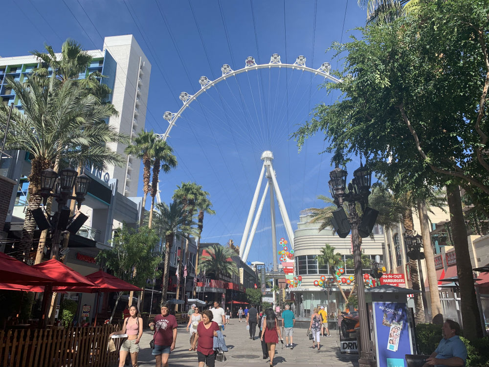 high roller vista de fora durante o dia