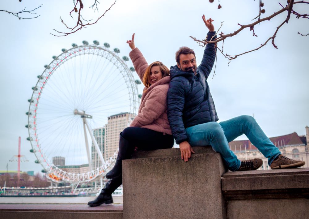 casal sentado na London Eye