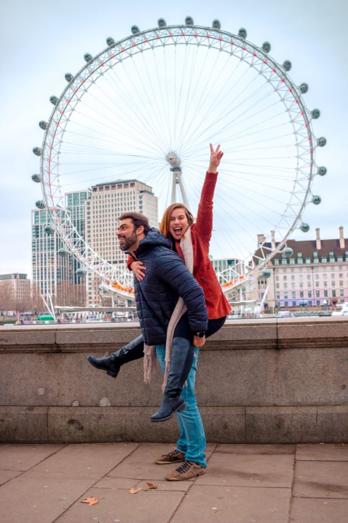 casal em frente a London Eye