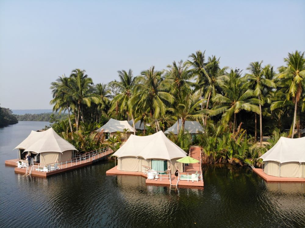 cabanas flutuantes do 4 Rivers Lodge Camboja